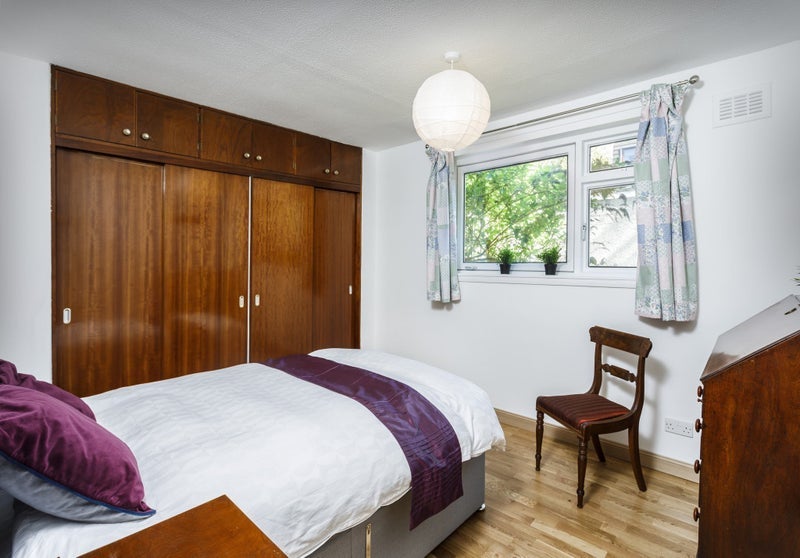 Room Inverleith Row in City of Edinburgh