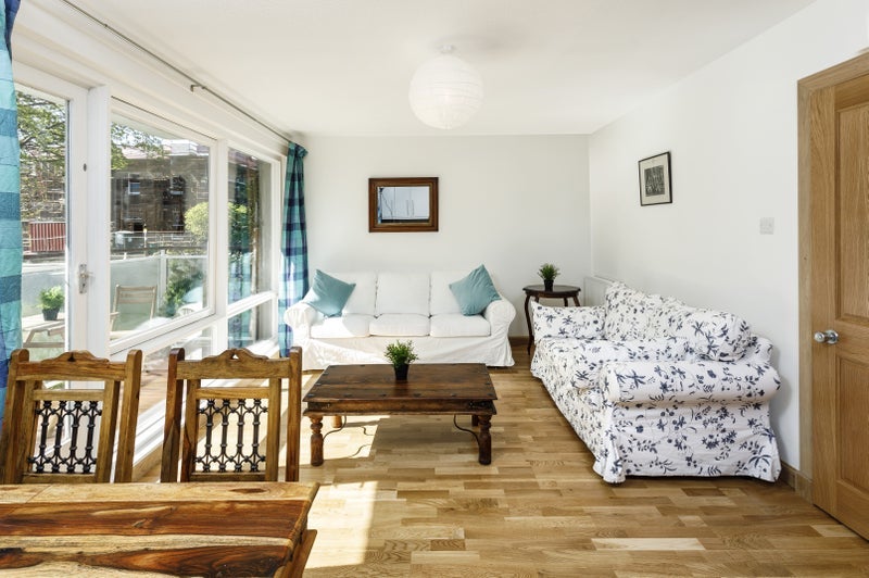 Room Inverleith Row in City of Edinburgh