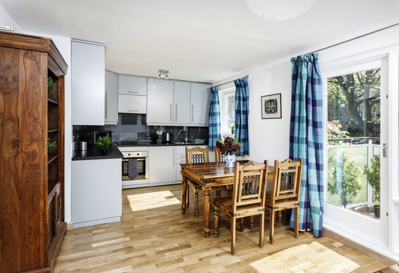 Room Inverleith Row in City of Edinburgh