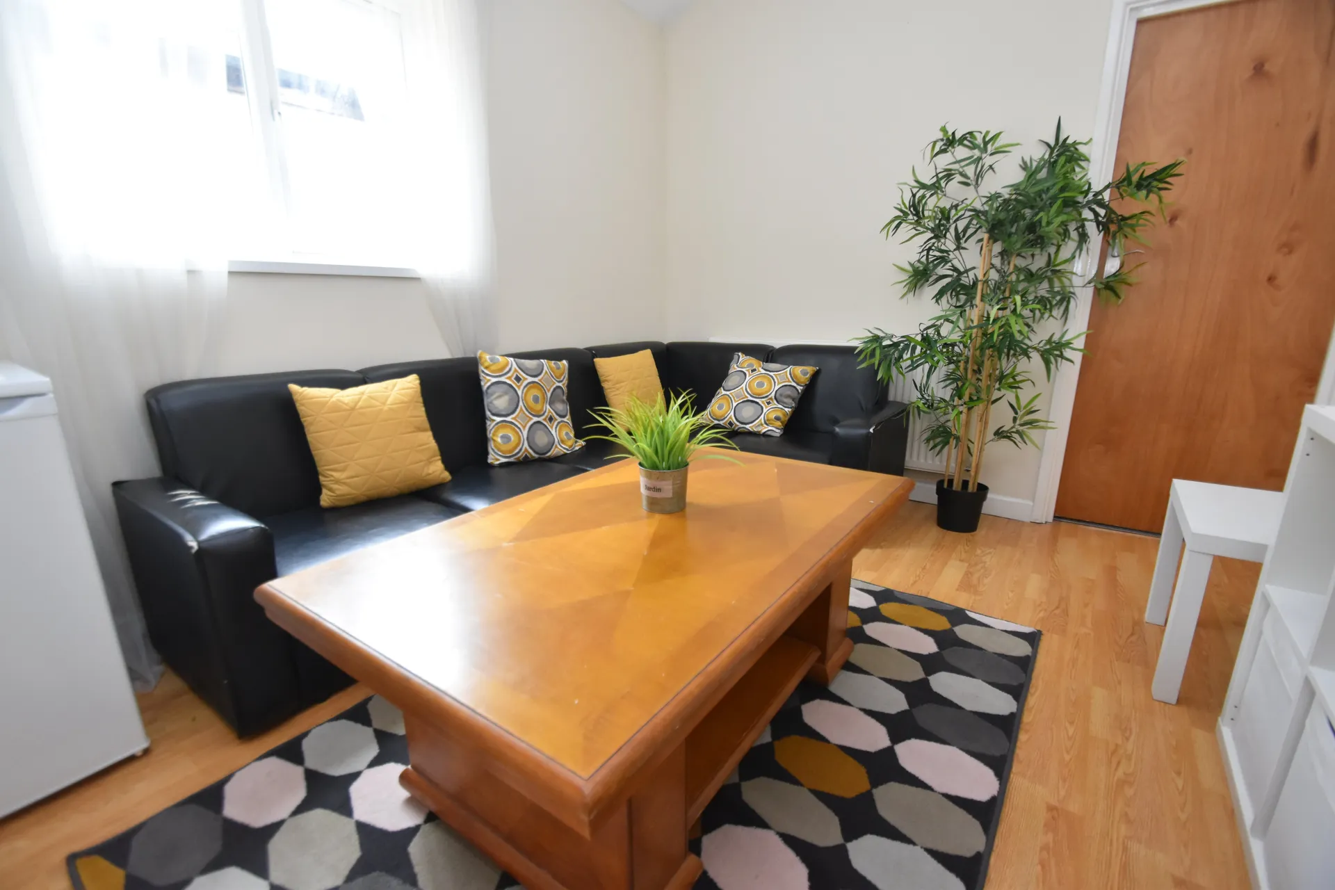 Flat Woodville Road in Cardiff