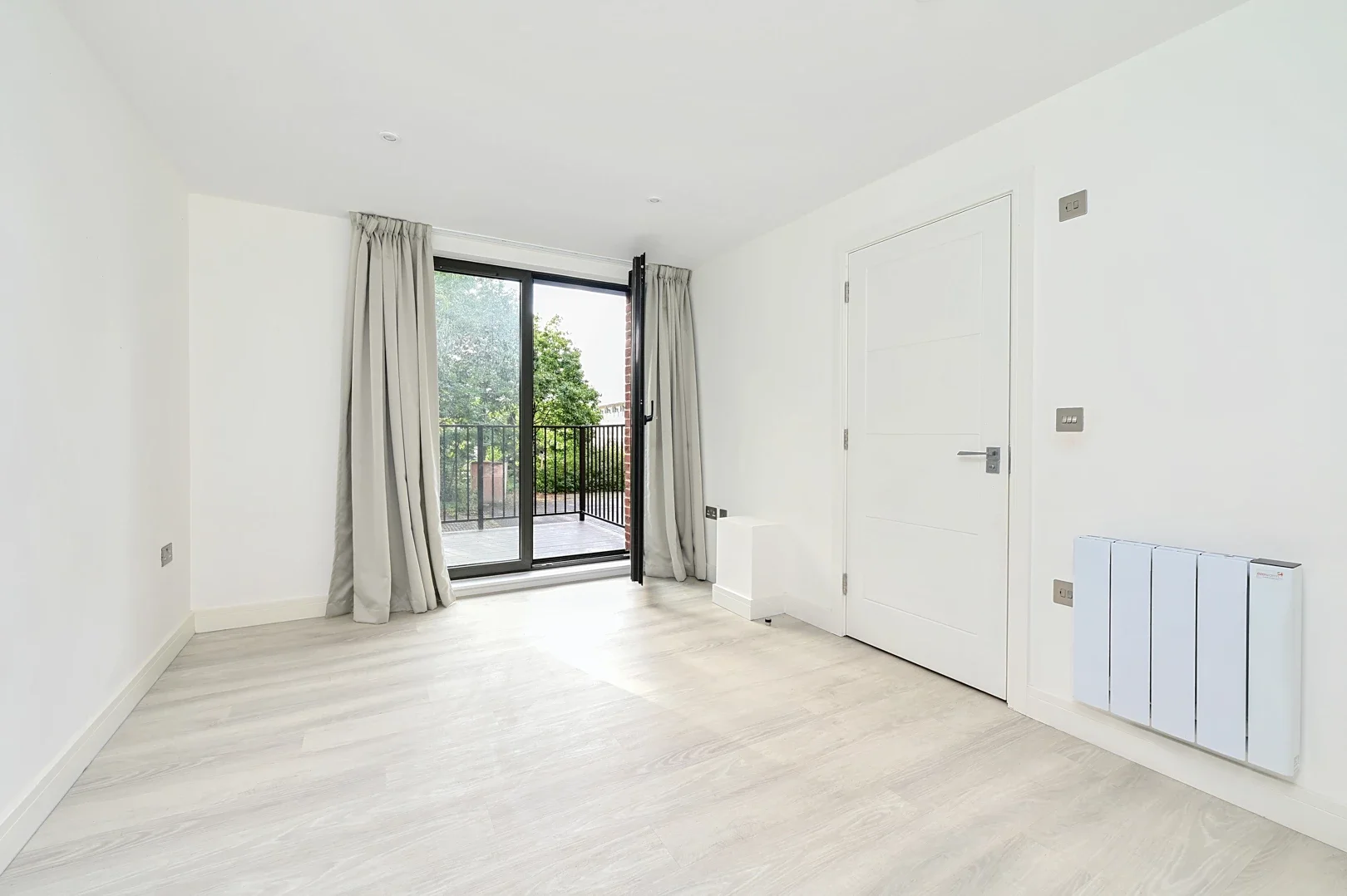 Flat Farnborough Road in Rushmoor