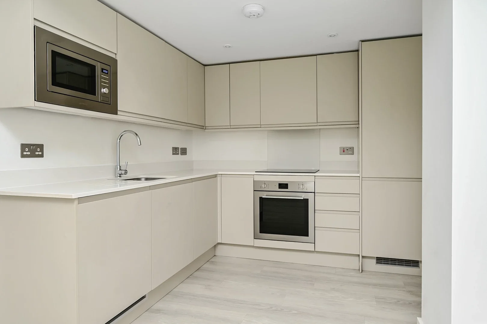 Flat Farnborough Road in Rushmoor