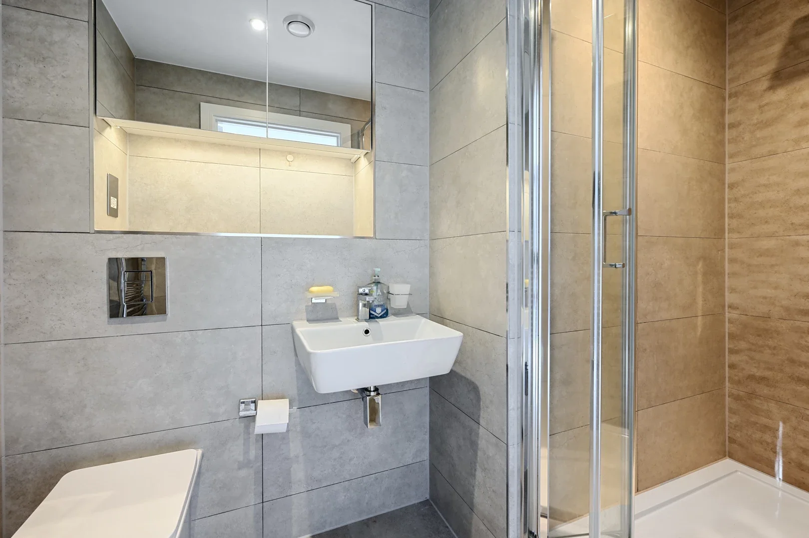 Flat Farnborough Road in Rushmoor
