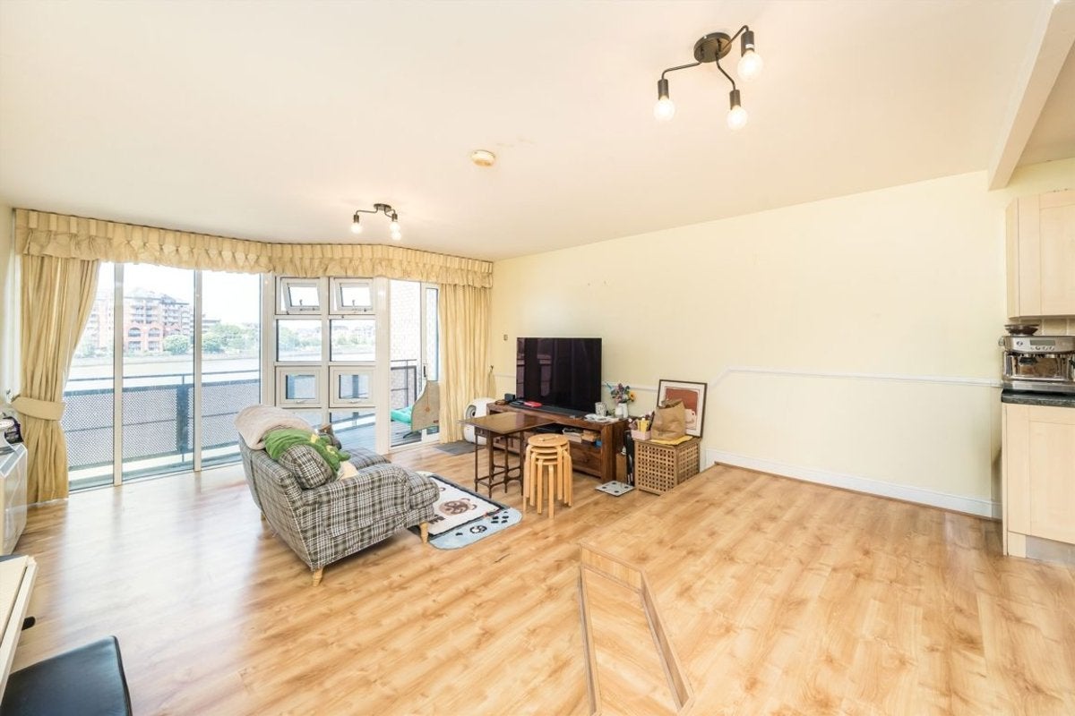 Flat Cotton Row in Greater London