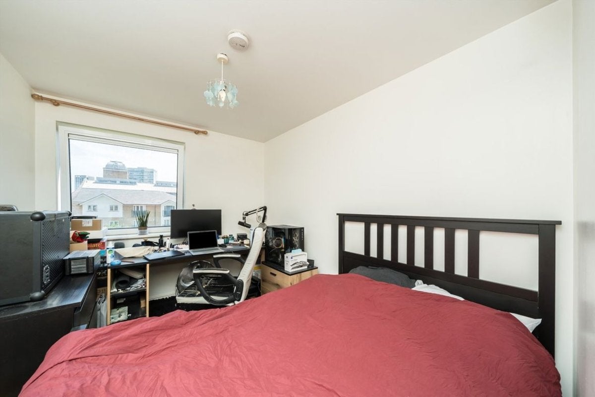Flat Cotton Row in Greater London