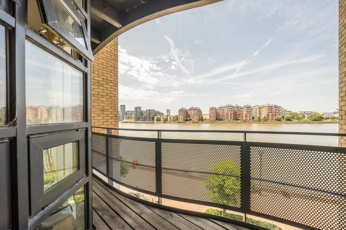 Flat Cotton Row in Greater London