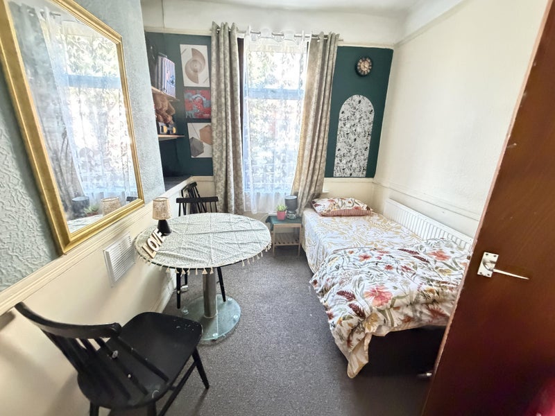 Room Brompton Road in Manchester