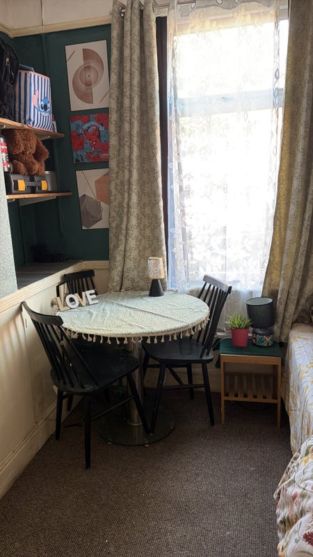 Room Brompton Road in Manchester