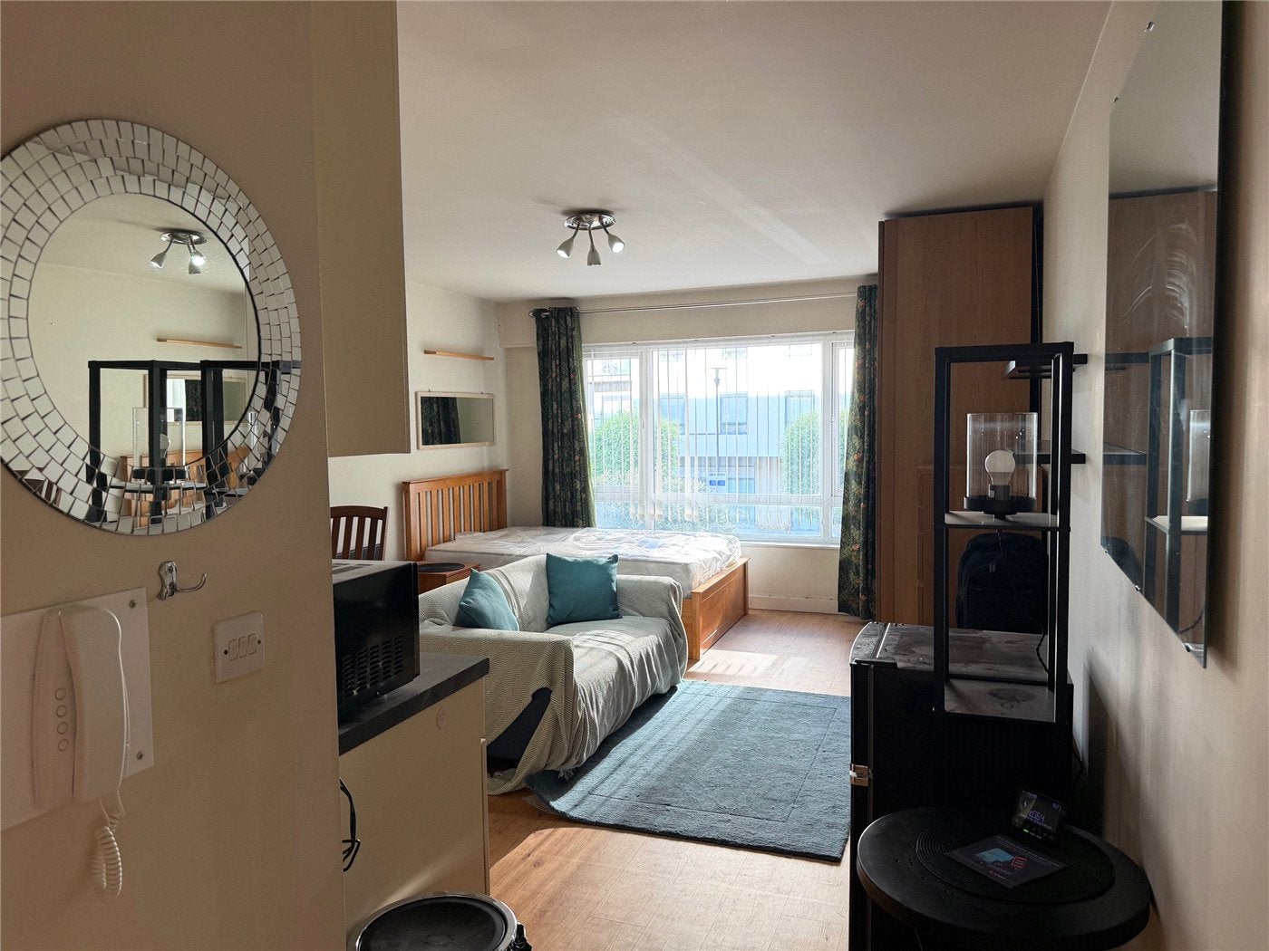 Flat Heritage Avenue in Greater London