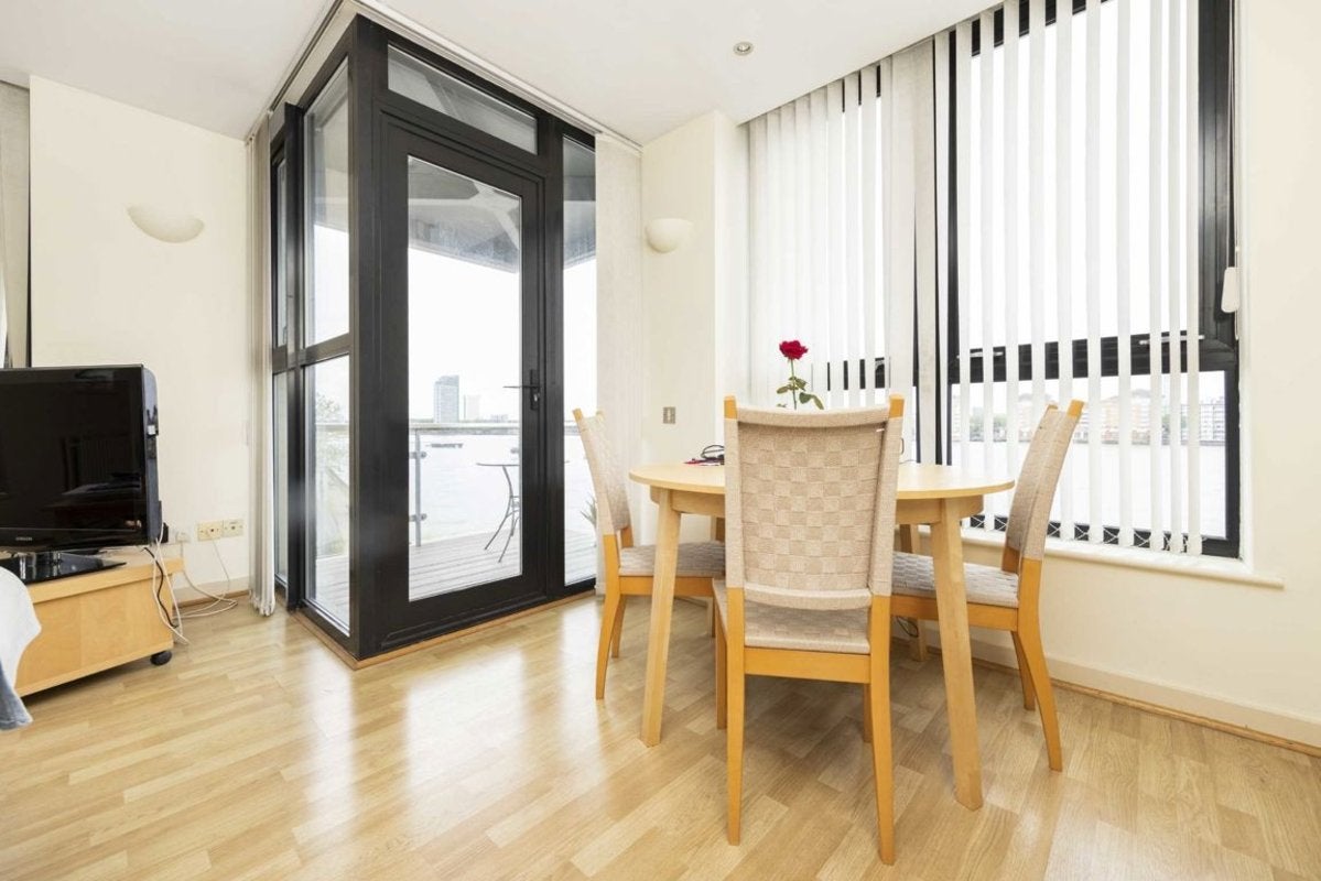 Flat Westferry Road in Greater London
