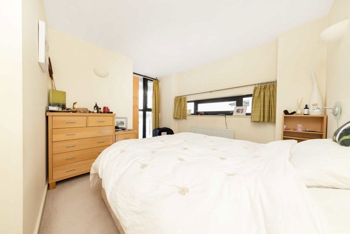 Flat Westferry Road in Greater London