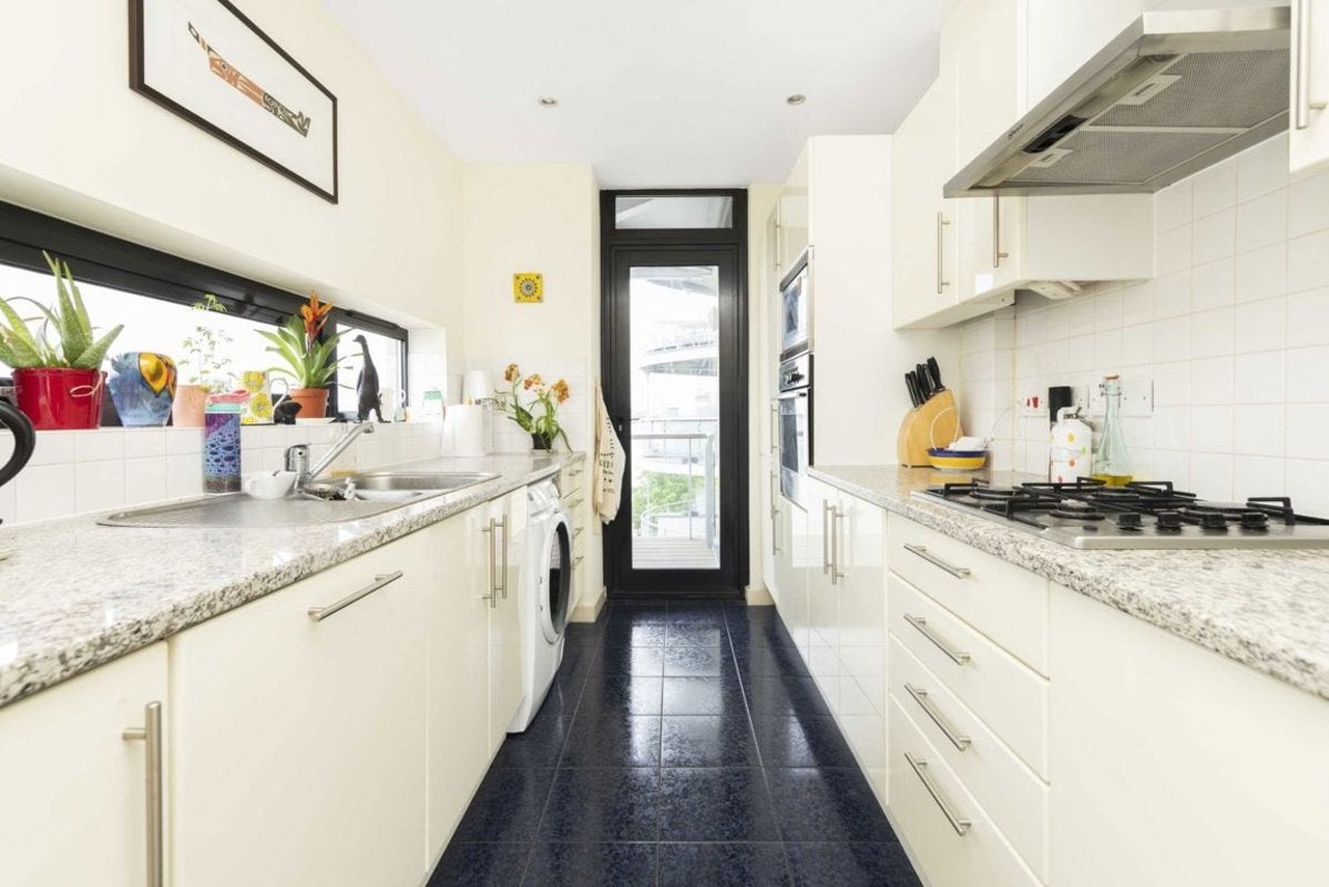 Flat Westferry Road in Greater London
