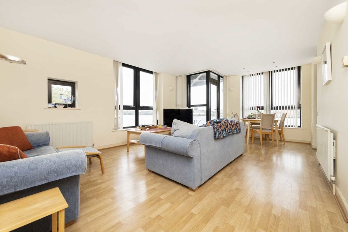 Flat Westferry Road in Greater London