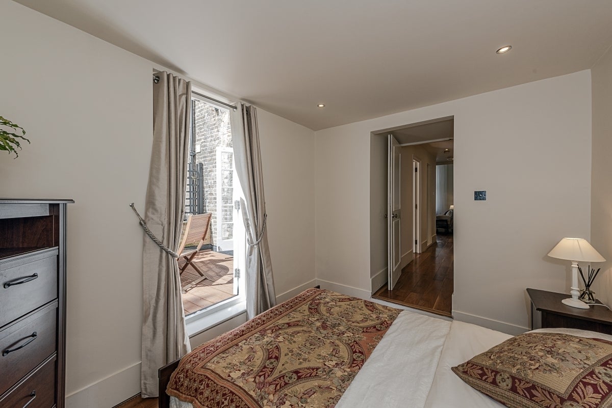 Flat Eardley Crescent in Greater London