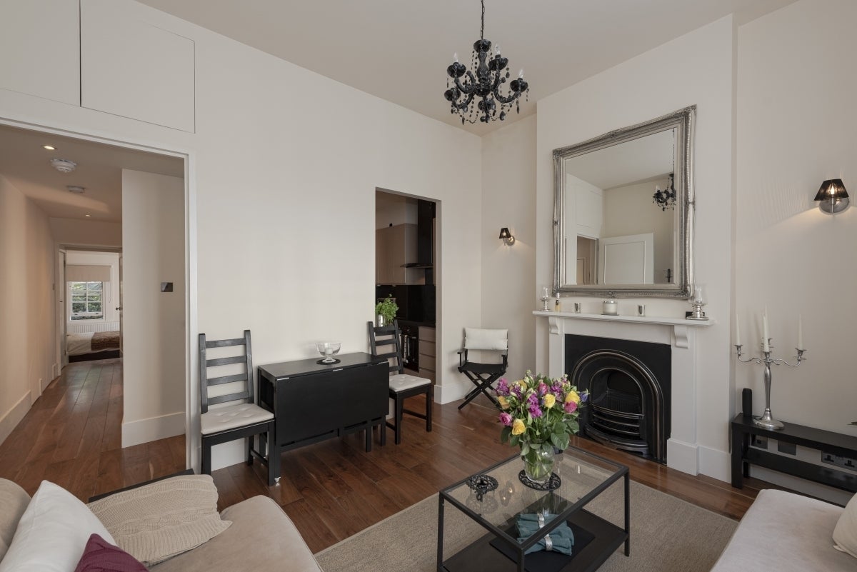Flat Eardley Crescent in Greater London