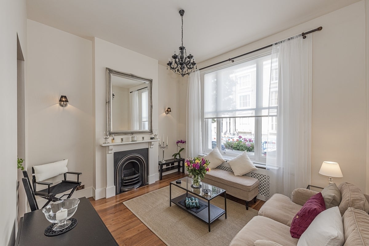 Flat Eardley Crescent in Greater London