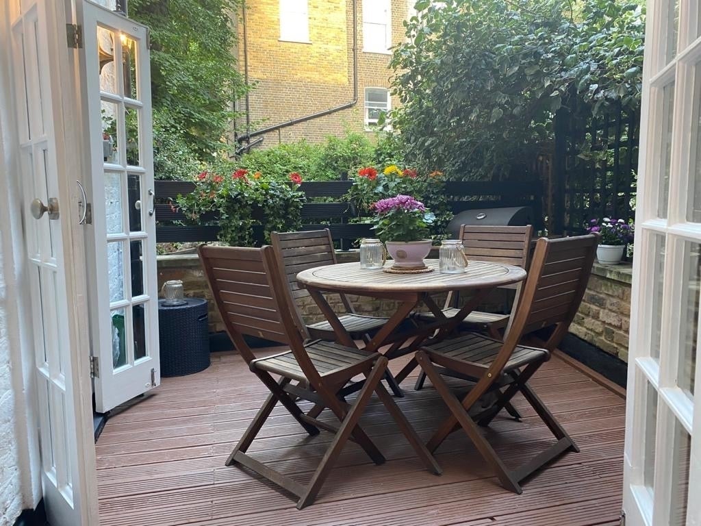 Flat Eardley Crescent in Greater London