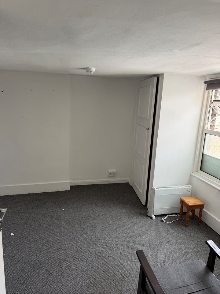 Flat Hampton Court Road in Greater London
