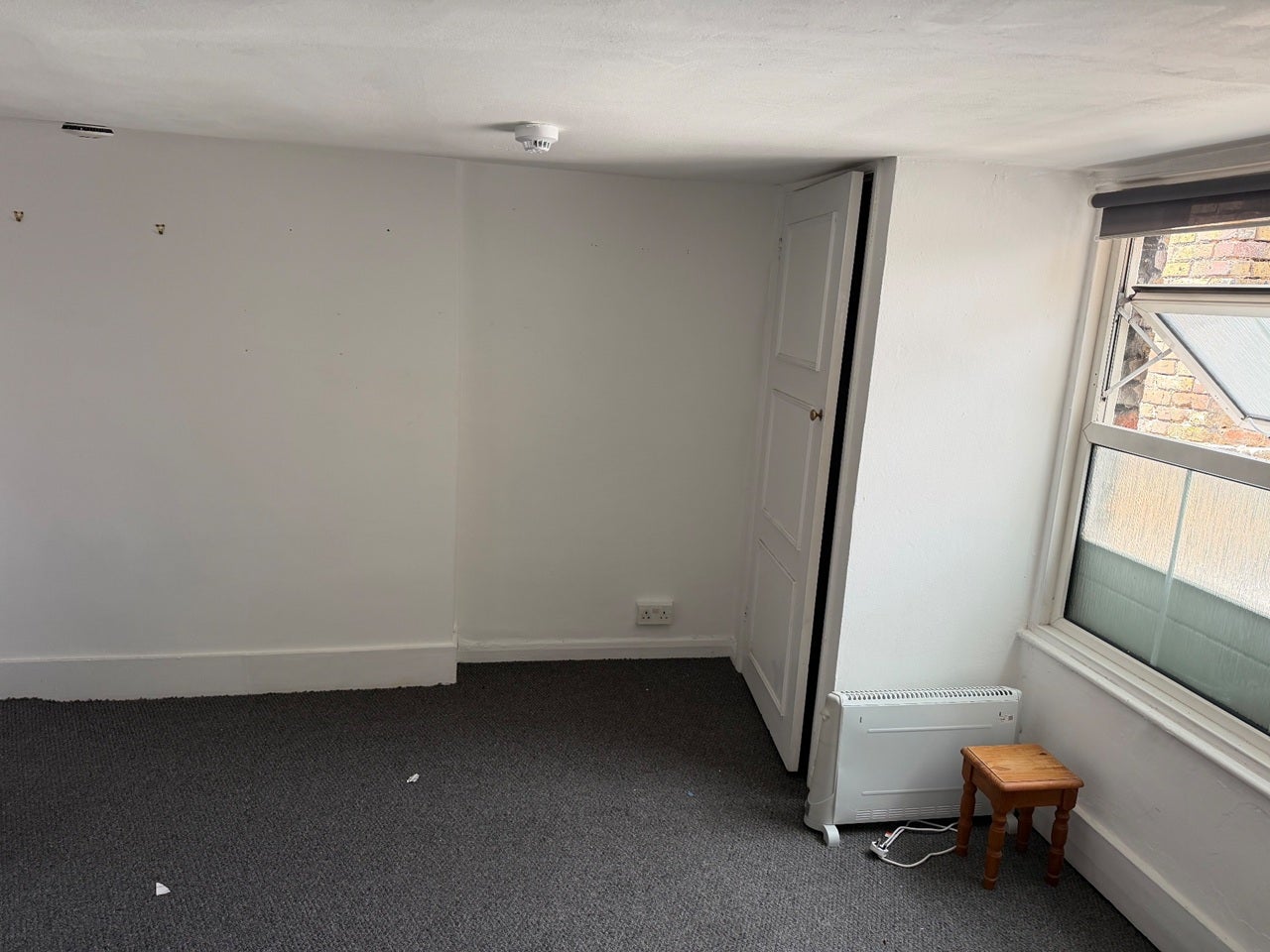 Flat Hampton Court Road in Greater London