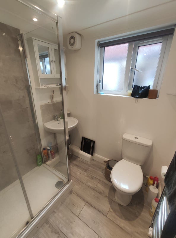 Room Commercial Way in Greater London