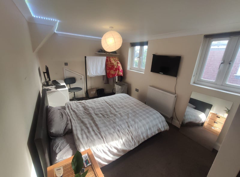 Room Commercial Way in Greater London