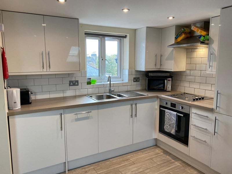 Room Commercial Way in Greater London