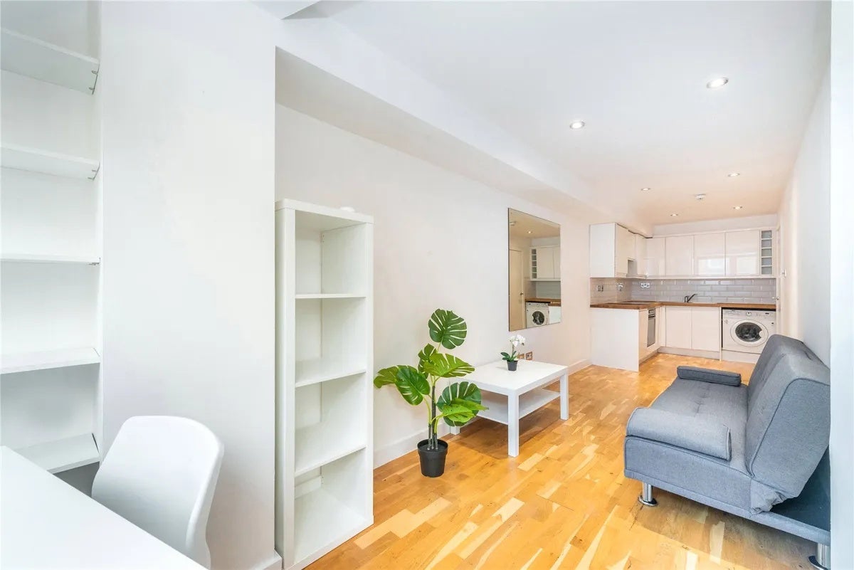 Flat Crowndale Road in Greater London