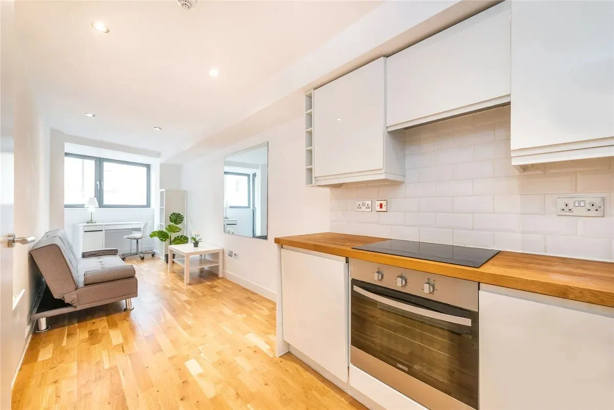 Flat Crowndale Road in Greater London