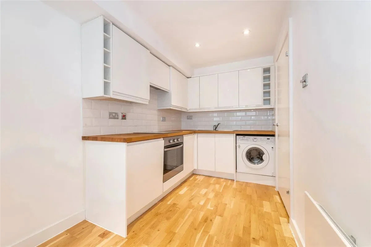 Flat Crowndale Road in Greater London