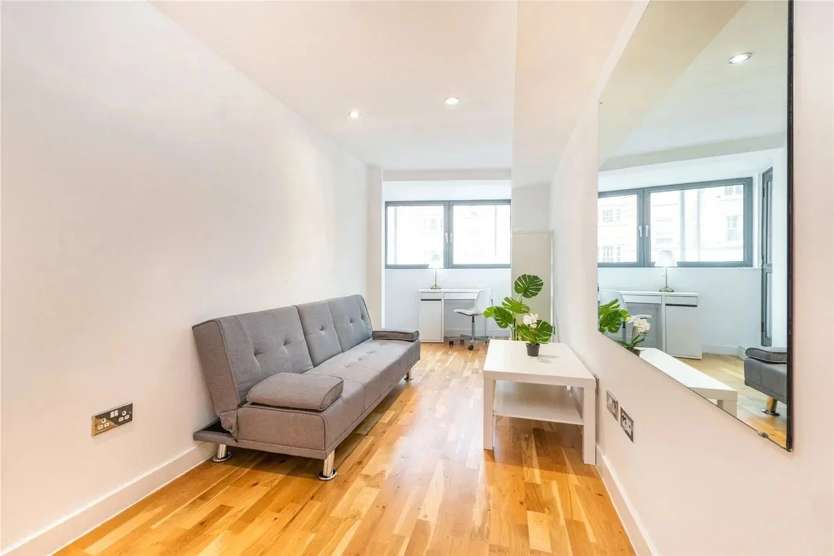 Flat Crowndale Road in Greater London