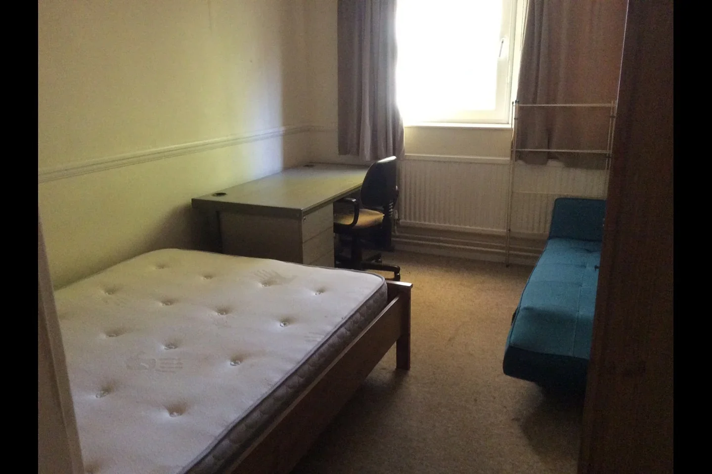Flat Greyhound Road in Greater London