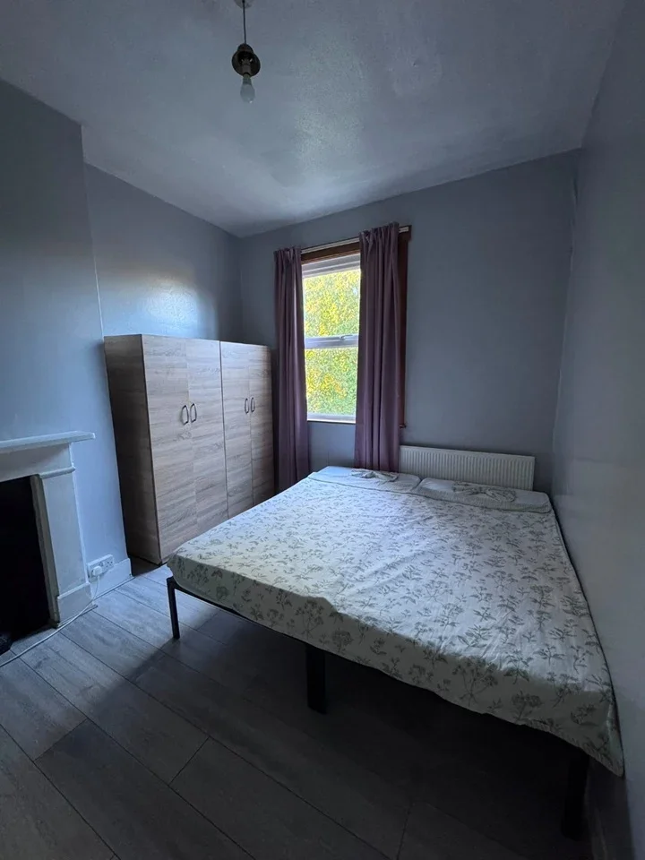 Room Earlsmead Road in Greater London