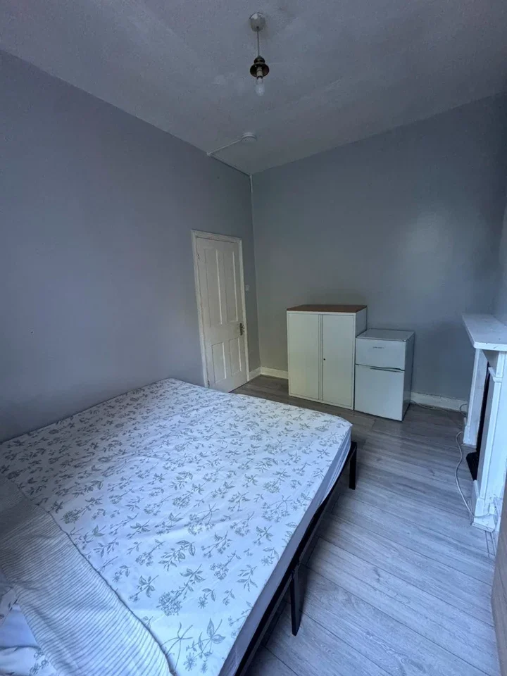 Room Earlsmead Road in Greater London