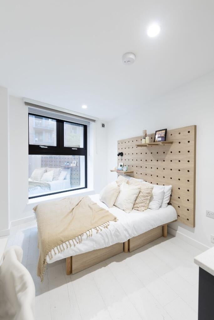 Flat Commercial Road in Greater London