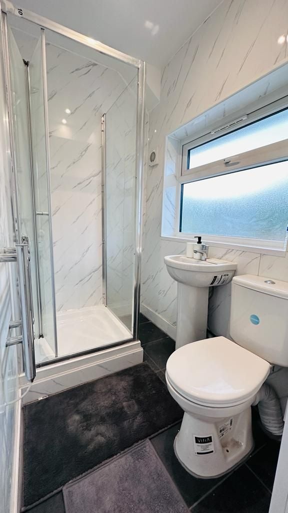 Room Coles Green Road in Greater London