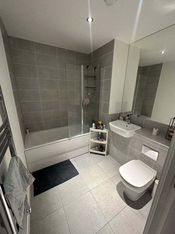 Room Heartwell Avenue in Greater London