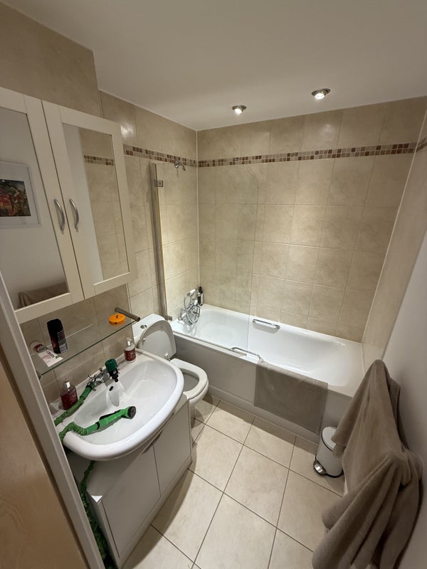 Room Waterside Path in Greater London