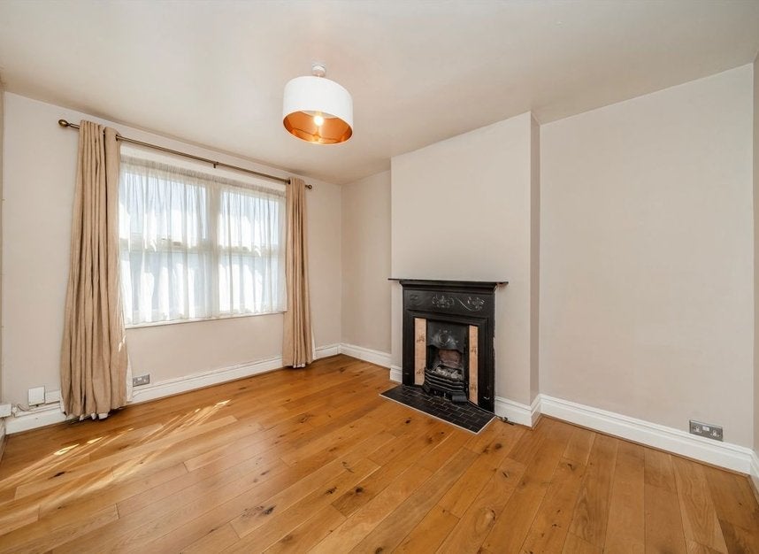 Flat Parkleigh Road in Greater London