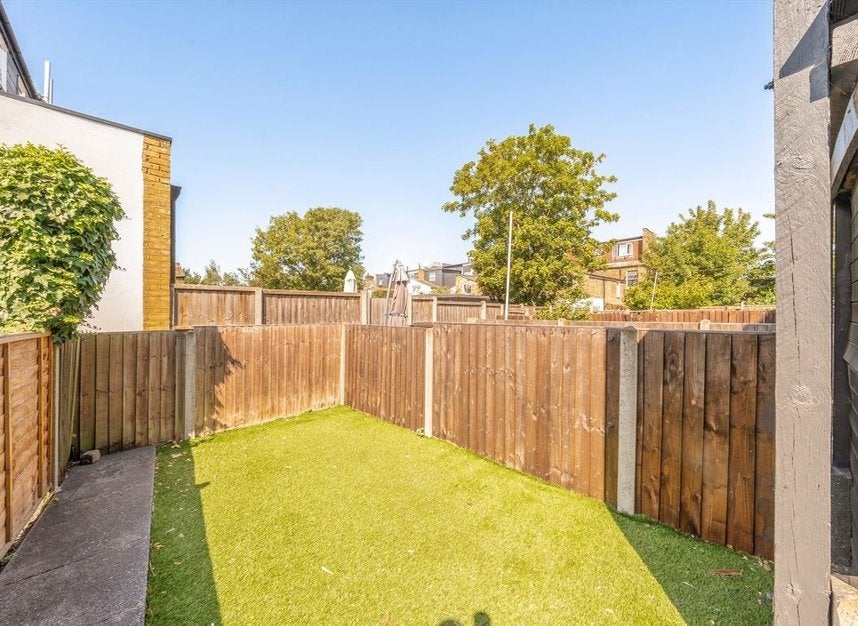 Flat Parkleigh Road in Greater London