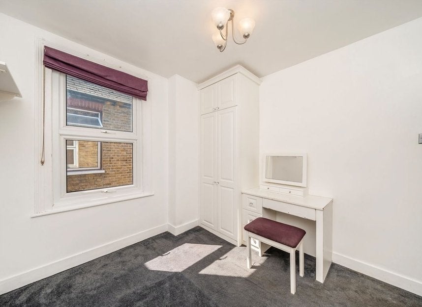Flat Parkleigh Road in Greater London