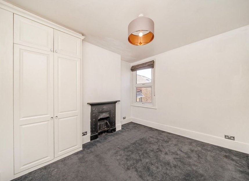 Flat Parkleigh Road in Greater London