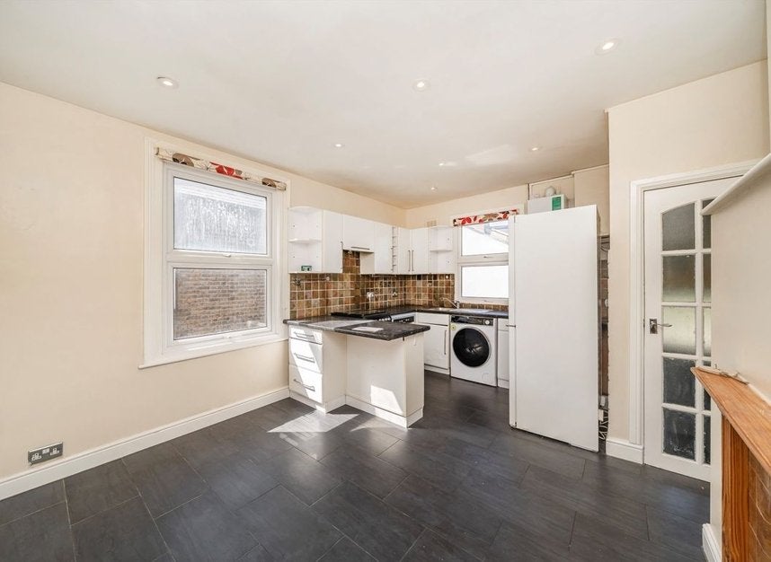 Flat Parkleigh Road in Greater London