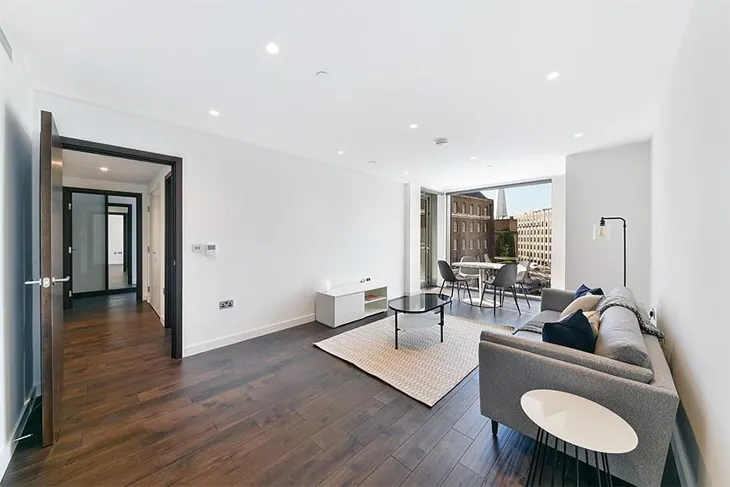 Flat Royal Mint Street in Greater London