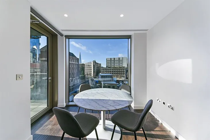 Flat Royal Mint Street in Greater London