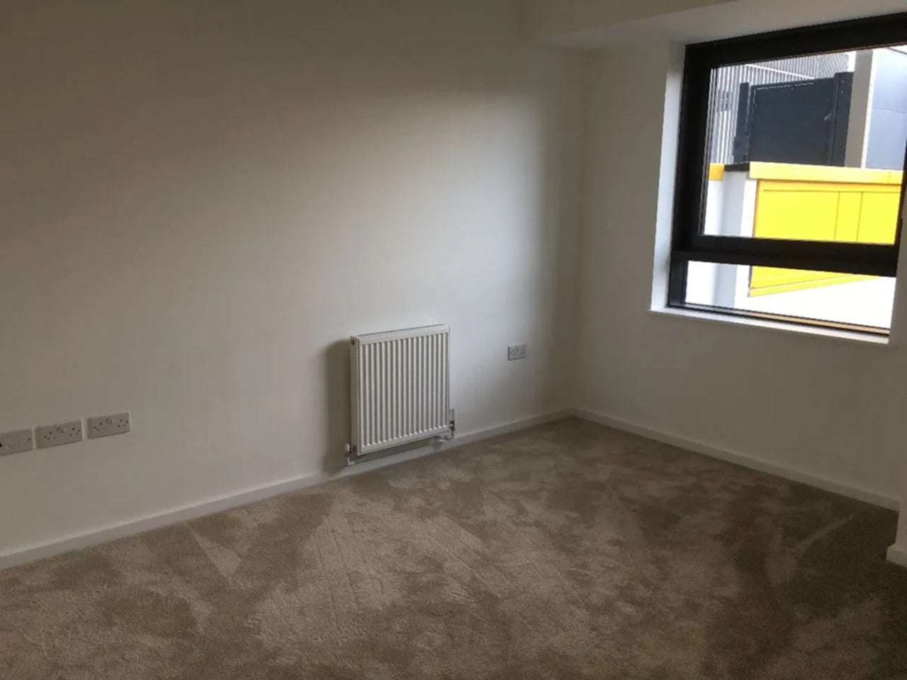 Flat Ilford Hill in Greater London