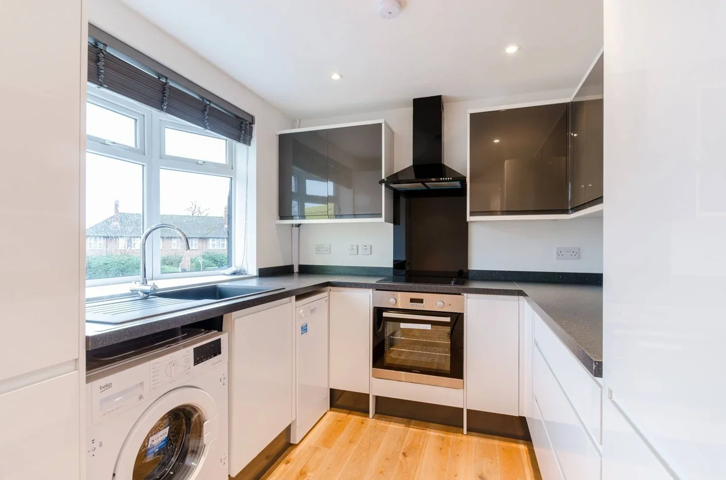Flat Robinson Road in Greater London