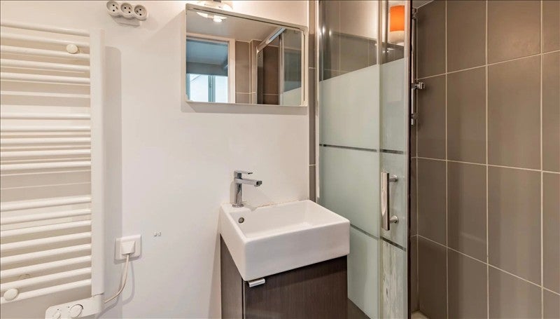 Flat Rue Louise Michel in Levallois-Perret