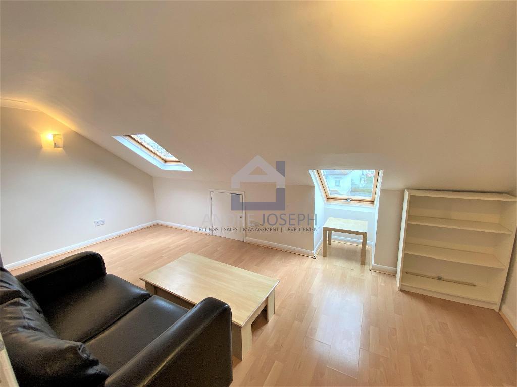Flat Tooting Bec Road in Greater London