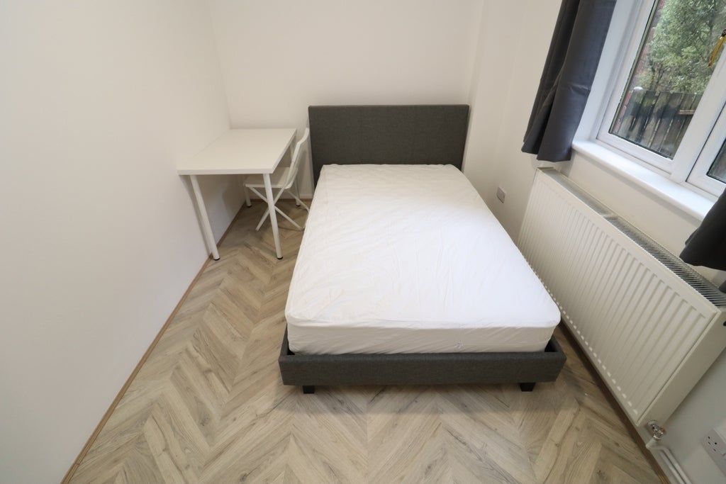 Room Globe Road in Greater London