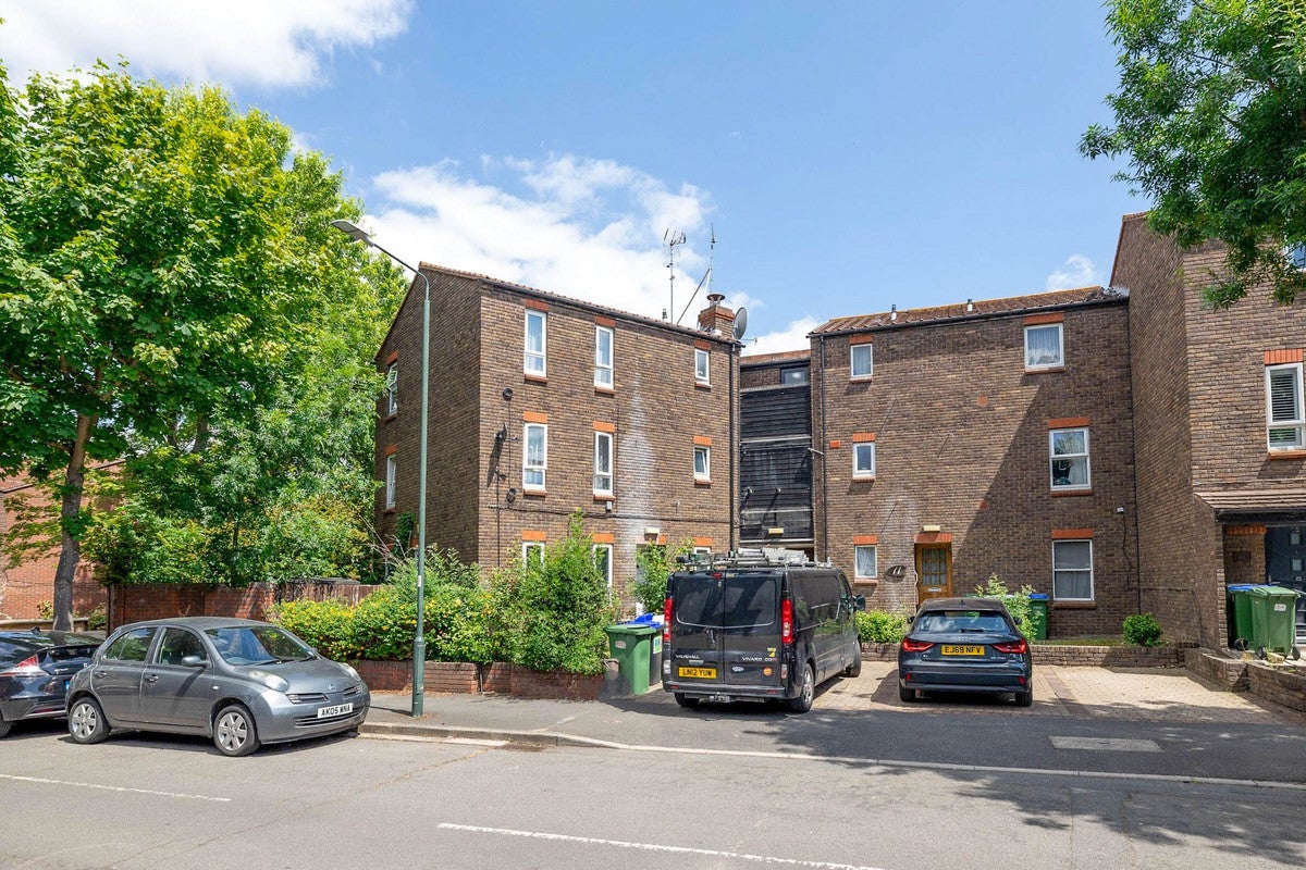 Flat Glimpsing Green in Greater London